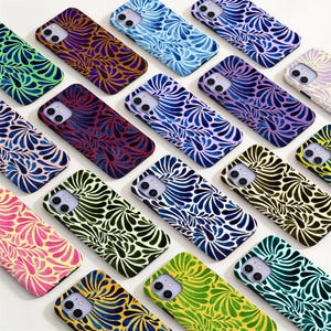 Puede incluir: Una colección de fundas para smartphone con un patrón repetitivo de gotas o pétalos en varias combinaciones de colores, incluyendo azul, verde, amarillo, rosa, morado y negro. Cada funda tiene un recorte para una cámara de doble lente.