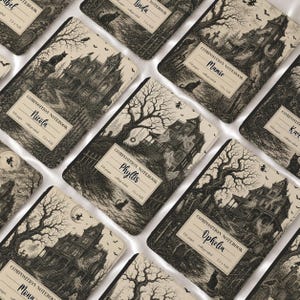 Puede incluir: Una colección de cuadernos de composición con cubierta beige y una ilustración en tinta negra de una casa encantada, árboles desnudos, fantasmas y un gato negro. Cada cuaderno incluye una etiqueta con el texto Composition Notebook, 110 pages, 7.5 x 9.25.