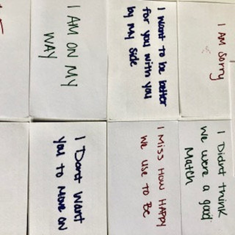 Puede incluir: Primer plano de varias tarjetas blancas con mensajes manuscritos en varios colores. Los mensajes incluyen frases como "Lo siento", "Quiero ser mejor" y "Estoy en camino."