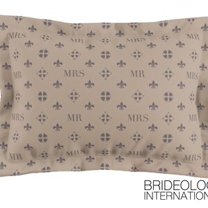 Puede incluir: Funda de almohada beige con un patr&oacute;n repetido de flores de lis y las palabras "MR" y "MRS" en gris.