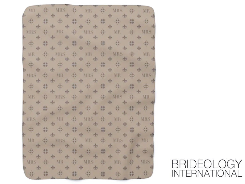 Puede incluir: Una tela beige con un patr&oacute;n repetitivo de las palabras "MR" y "MRS" en un color marr&oacute;n claro. El patr&oacute;n tambi&eacute;n incluye un dise&ntilde;o estilizado de flor de lis. El texto "BRIDEOLOGY INTERNATIONAL" est&aacute; impreso en la esquina inferior derecha.