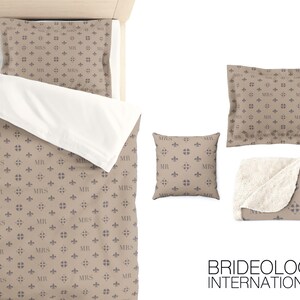 Puede incluir: Un juego de cama beige y marr&oacute;n con un patr&oacute;n repetido de "MR" y "MRS" con un dise&ntilde;o de flor de lis. El juego incluye una funda n&oacute;rdica, dos fundas de almohada, un coj&iacute;n y una manta.