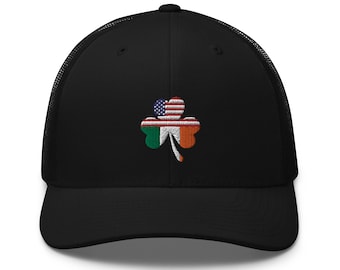 以下が含まれることがあります： メッシュバックのブラックトラッカーハット。帽子には、アメリカとアイルランドの国旗が刺繍されたクローバーが施されています。
