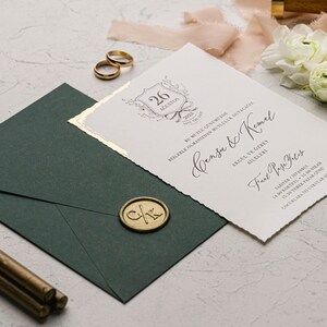 Groen en ivoor bruiloft uitnodigingsset, goudfolie rand, elegante bruiloft uitnodiging met aangepaste lakzegel sticker, minimale Save The Date-kaart