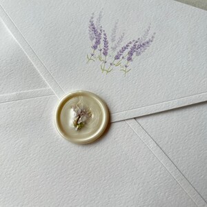 Sello de cera de flores secas para invitaciones de boda, sello autoadhesivo personalizado para invitaciones de boda, sello de cera despegable y pegable, sello hecho a medida imagen 2