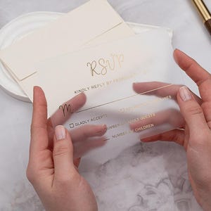 Biglietto di risposta in acrilico satinato con lamina d'oro, biglietto di risposta per matrimonio di lusso con busta color crema, codice QR, biglietto di risposta personalizzato con calligrafia