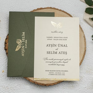 Aangepaste olijfgroene envelop, crème bruiloft uitnodigingskaart met goudfolie, sierlijke uitnodiging, minimalistische bruiloft set, bladgoud, lakzegel