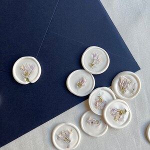 Sello de cera de flores secas para invitaciones de boda, sello autoadhesivo personalizado para invitaciones de boda, sello de cera despegable y pegable, sello hecho a medida imagen 4