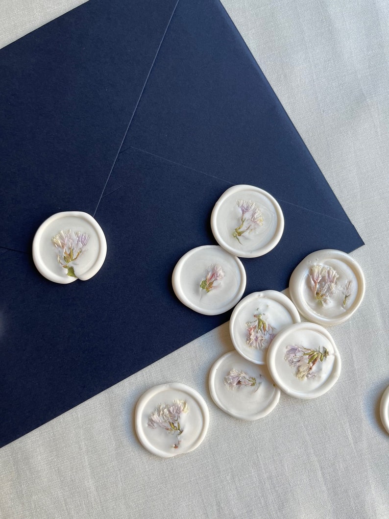 Sello de cera de flores secas para invitaciones de boda, sello autoadhesivo personalizado para invitaciones de boda, sello de cera despegable y pegable, sello hecho a medida imagen 4