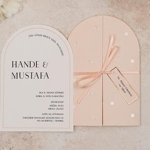 Polka Dot Blush Pink Einladungsset, Bogen Einladungsreihe mit rosa Band, Sweet 16, Quinceanera Einladung, Mis XV Quitte Einladungskarte