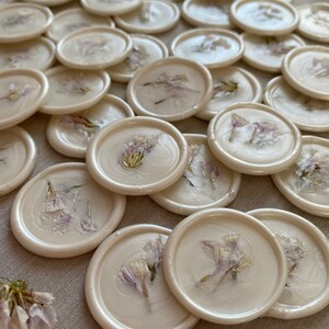Sello de cera de flores secas para invitaciones de boda, sello autoadhesivo personalizado para invitaciones de boda, sello de cera despegable y pegable, sello hecho a medida imagen 3