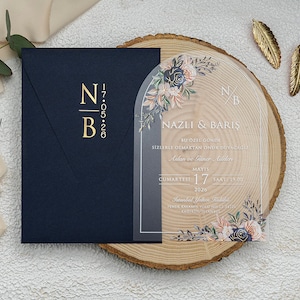 Elegante Blumenhochzeitseinladung, Bogen-Acryl-Hochzeitsreihe, Wildblumen-Einladung und dunkelblauer vertikaler bedruckter Umschlag, Boho-Brautparty