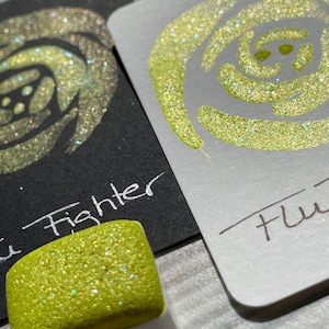 Akvarellfärg Neon | Flu Fighter | Glitter Gul Fluorescerande – Handgjord Vegansk Halv Pan | Smoothieset | Kalligrafifärg