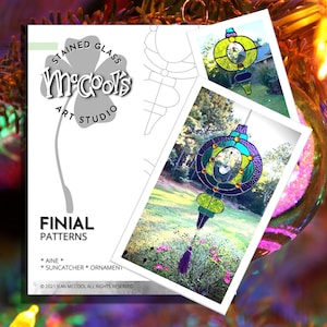 Op de afbeelding: Een gebrandschilderd topmotief voor een zonenvanger of ornament. Het patroon is voor een rond ornament met een paars, groen en geel ontwerp. Het patroon heet "Aine" en is van McCool's Art Studio.