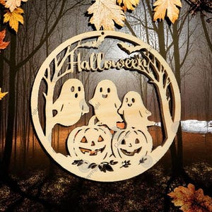 Könnte beinhalten: Ein kreisförmiges Ornament aus hellem Holz mit dem Schriftzug Halloween oben, drei Geisterfiguren in der Mitte und zwei Kürbissen unten, alles eingerahmt von stilisierten Baumzweigen und kleinen Fledermäusen.