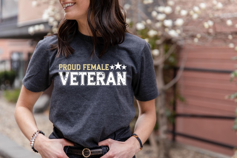 a woman wearing a t - shirt that says proud female veteran
