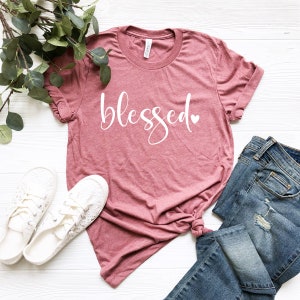 Camiseta de mujer Blessed: cómoda y gráfica