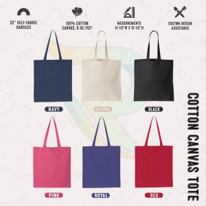 Op de afbeelding: Zes katoenen canvas draagtassen in verschillende kleuren: marineblauw, naturel, zwart, roze, koninklijk blauw en rood. De tassen hebben 56 cm lange handvatten van zelfgeweven stof en zijn 37 cm breed en 39 cm hoog. 100% katoen, 6 oz/yd2.