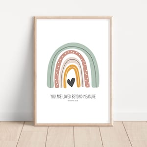 Puede incluir: Una impresión de arte imprimible con un arcoíris con un corazón en el centro y el texto "You are loved beyond measure, Romans 8:38". El arcoíris está en tonos de verde, rosa, amarillo y naranja.