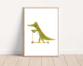 Op de afbeelding: Een groene krokodil-cartoonfiguur rijdt op een gele scooter. De krokodil heeft een tandenbaken en draagt een wit shirt. De scooter heeft zwarte wielen.