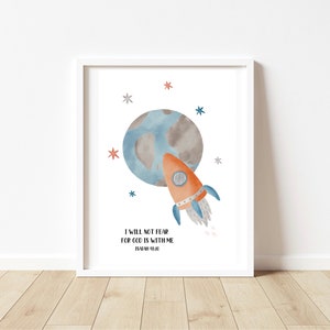 Könnte beinhalten: Eine Aquarell-Illustration eines Raumschiffs, das an einem blauen und grauen Planeten mit Sternen im Hintergrund vorbeifliegt. Der Text "Ich fürchte mich nicht, denn Gott ist mit mir Jesaja 41:10" befindet sich unter dem Raumschiff.