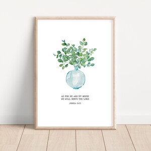 Könnte beinhalten: Ein Aquarelldruck mit einer Vase mit grünen Eukalyptusblättern und dem Zitat "Was mich und mein Haus betrifft, so wollen wir dem Herrn dienen, Josua 24,15".