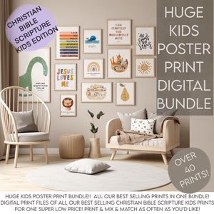 Puede incluir: Una colección de impresiones artísticas enmarcadas de las Escrituras de la Biblia cristiana para niños. Las impresiones presentan ilustraciones coloridas de una ballena, un arcoíris, un sol y un dinosaurio. El texto incluye "Jesús me ama" y "Estoy maravillosamente hecho."