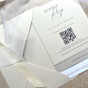 Puede incluir: Un sobre blanco con una cinta de color crema y una tarjeta blanca con texto negro. El texto dice "KINDLY RSVP" y "BY THE 1ST OF APRIL 2025 PLEASE USE QR TO RSVP". También se incluye un código QR en la tarjeta.