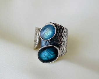 Ring labradoriet en maansteen 925 sterlingzilver, brede gehamerde verstelbare band, hemelse boho-instructiering, cadeau voor haar