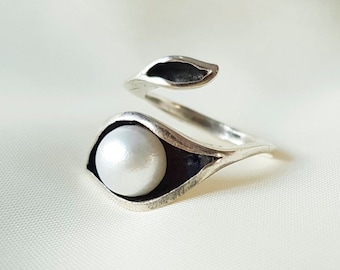 Minimal Pearl Ring 925 Sterling Silver, Adjustable Ring, Dainty Stacking Design, Freshwater Pearl, Artisan Modern Jewelry, Gift for Her Mom