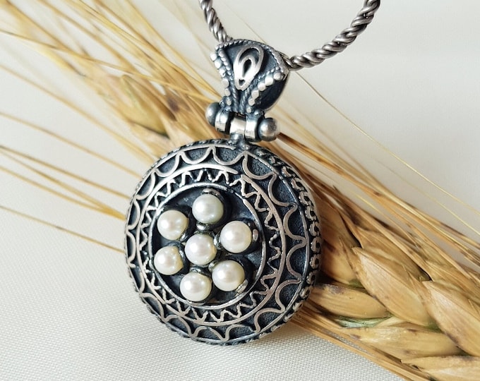 Rustic Round Pendant With Pearls 925 Sterling Silver
