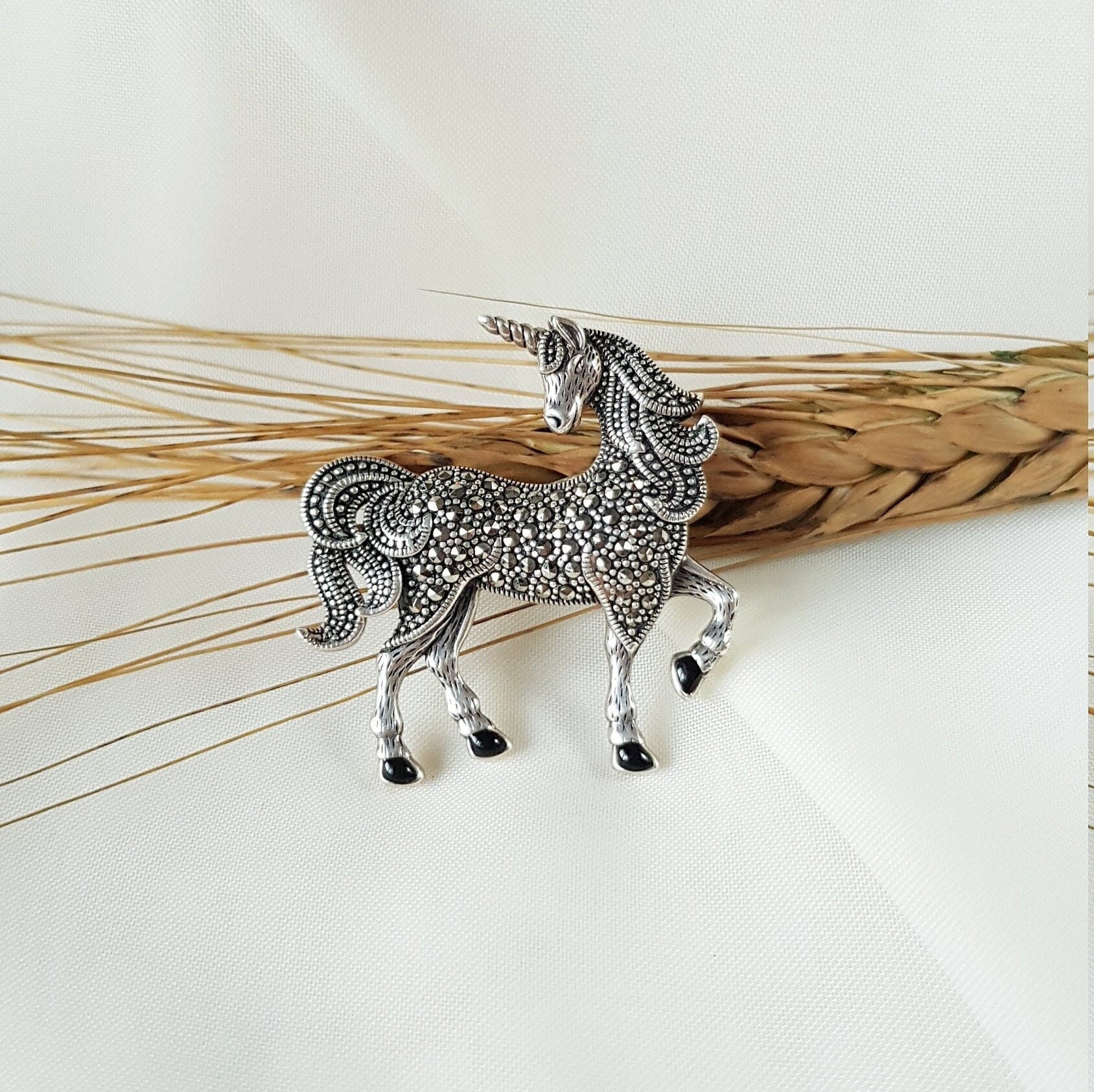 Einhorn Anhänger Brosche massiv Sterling Silber, Pferd Halskette für  Frauen, Mythologie Tier Schmuck, Geschenk für Sie, wunderlicher Fantasy  Schmuck - Etsy Österreich