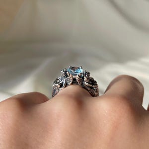 Anillo de ángel de topacio azul en plata de ley 925, anillo hecho a mano, regalo para ella, regalo sentimental para el Día de la Madre, anillo de ángel madre e hijo. imagen 8