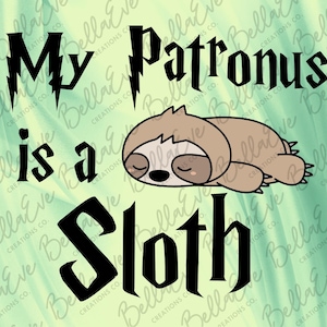 Puede incluir: Fondo verde claro con el texto "My Patronus is a Sloth" en negro. Un perezoso de dibujos animados está acostado. El texto está en una fuente estilizada.