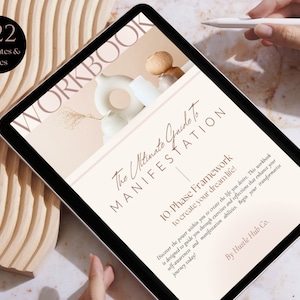 Pu&ograve; includere: Un tablet digitale che mostra un quaderno rosa e bianco con il titolo "The Ultimate Guide To Manifestation" e il testo "10-Phase Framework to create your dream life!"  Il quaderno &egrave; progettato per aiutarti a scoprire il potere che &egrave; dentro di te per creare la vita che desideri.  Il testo "By Hustle Hub Co." si trova nella parte inferiore della pagina.