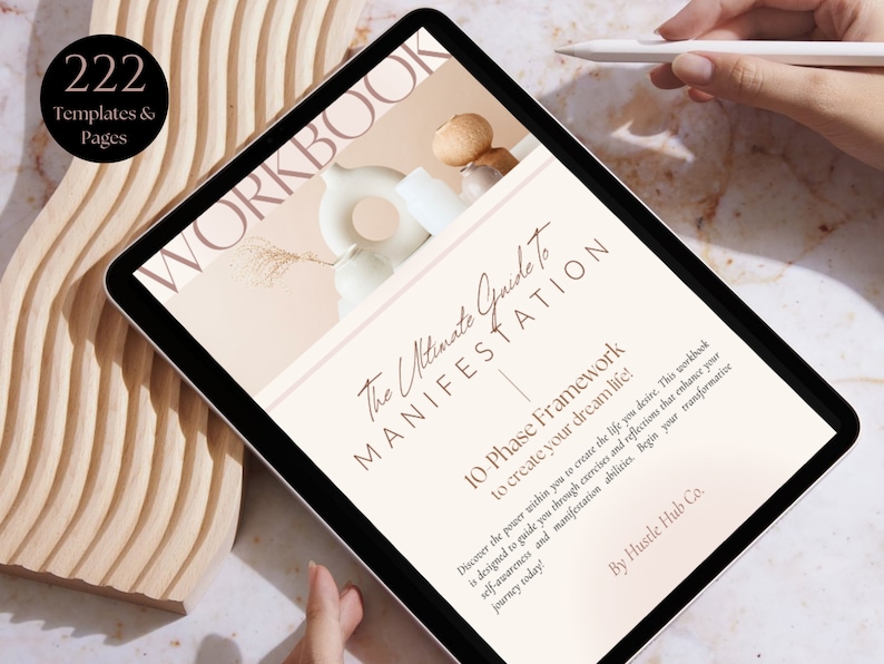Pu&ograve; includere: Un tablet digitale che mostra un quaderno rosa e bianco con il titolo "The Ultimate Guide To Manifestation" e il testo "10-Phase Framework to create your dream life!"  Il quaderno &egrave; progettato per aiutarti a scoprire il potere che &egrave; dentro di te per creare la vita che desideri.  Il testo "By Hustle Hub Co." si trova nella parte inferiore della pagina.