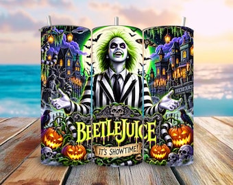Puede incluir: Un vaso cilíndrico con un estampado gráfico de un personaje de pelo verde con traje de rayas blancas y negras, rodeado de calabazas, calaveras, una casa encantada y murciélagos, con el texto BEETLEJUICE e IT'S SHOWTIME! en color amarillo.