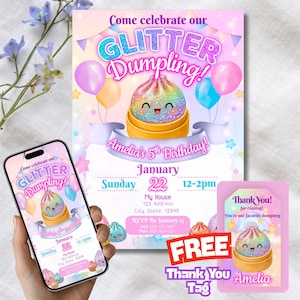Op de afbeelding: Een verjaardagsuitnodigingsset met een regenboog glitter dumpling personage in een bamboe stoommandje. Het ontwerp bevat roze, blauwe en gele ballonnen, sterren en de tekst Come celebrate our GLITTER Dumpling! Amelia's 5th Birthday.