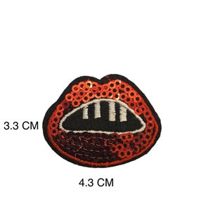 Op de afbeelding: Rode pailletten lippen patch met zwarte borduurwerk, 4,3 cm breed en 3,3 cm hoog.