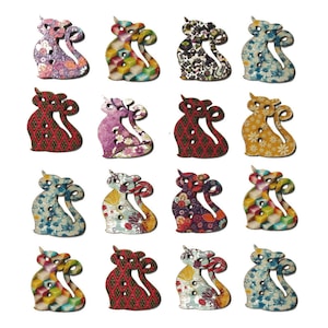 Può includere: Assortimento di 16 bottoni in legno a forma di gatto con vari motivi colorati. I bottoni misurano circa 5 cm di diametro e presentano una varietà di disegni, tra cui motivi floreali, geometrici e astratti.