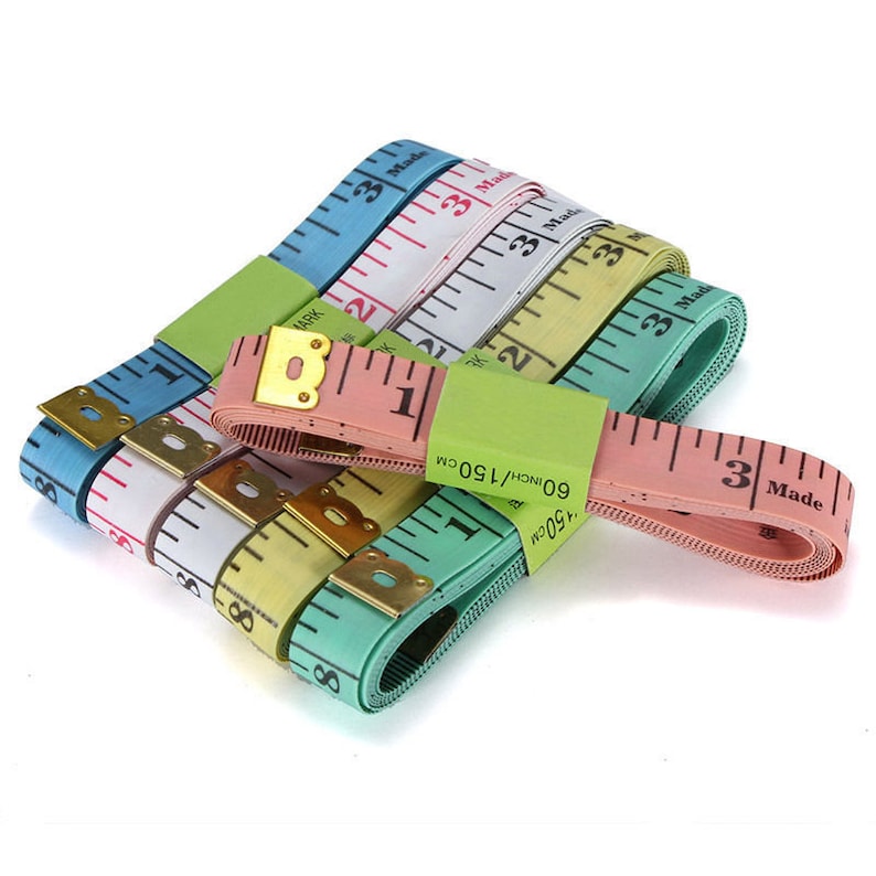 Puede incluir: Un conjunto de seis cintas m&eacute;tricas de colores, cada una con un color diferente y una escala impresa en blanco y negro. Las cintas miden 60 pulgadas o 150 cent&iacute;metros de largo. Las cintas est&aacute;n hechas de tela y tienen una tapa de metal.