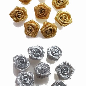 Oro Piccolo Mini Nastro di Raso Boccioli di Rosa Fiori Abbellimento 10 20 30 PK 1.5 cm