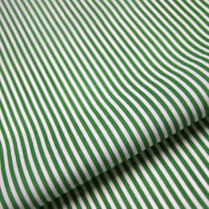 Puede incluir: Tela de rayas verdes y blancas con un patrón diagonal. La tela está doblada por la mitad, mostrando las rayas en ambos lados.