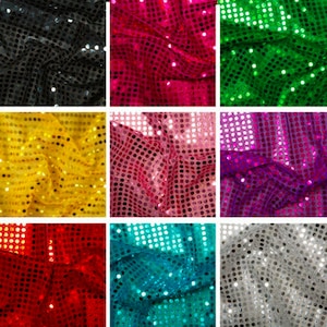 Pode incluir: Uma coleção de nove amostras de tecido com diferentes cores de tecido de lantejoulas. As cores incluem preto, rosa, verde, amarelo, rosa claro, roxo, vermelho, turquesa e prata.