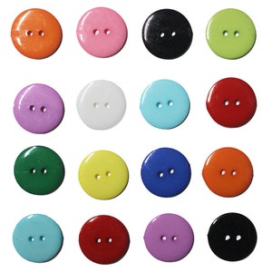 Può includere: Assortimento di 16 bottoni a due fori in vari colori, tra cui rosso, blu, verde, giallo, arancione, rosa, viola, bianco e nero.