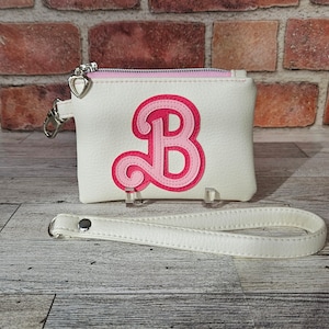 Mini bolso de muñeca con el logo de la muñeca, llavero con el logo inicial de la película, monedero rosa y blanco