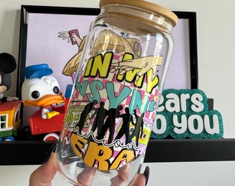 Könnte beinhalten: Ein klares Glasgefäß mit einem Holzdeckel, verziert mit einem bunten Grafikdesign mit dem Text "In My *NSYNC Era".