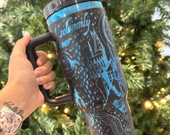 Könnte beinhalten: Eine schwarze Reise-Thermoskanne mit einem blauen und silbernen Design, das das Hogwarts-Schloss, einen Halbmond und den Text "Ich schwöre feierlich, dass meine Absichten nicht gut sind" zeigt.