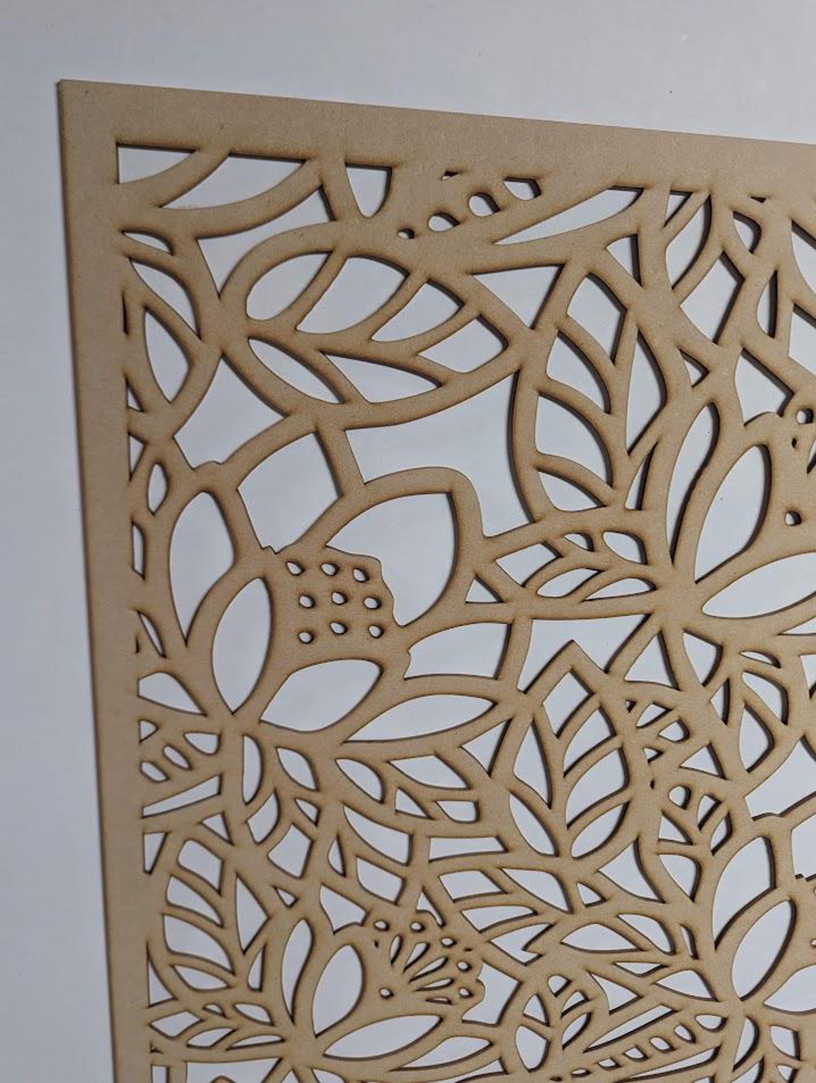 Armoire radiateur LaserKris décoration murale. criblage-grille