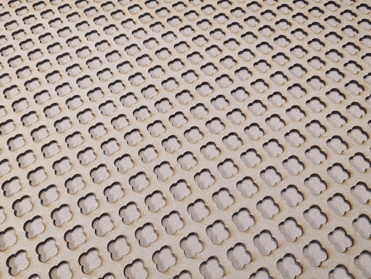 Grille De Cache Radiateur Motif Trèfle En MDF 3mm - Blanc Ou Brut - Différentes Tailles